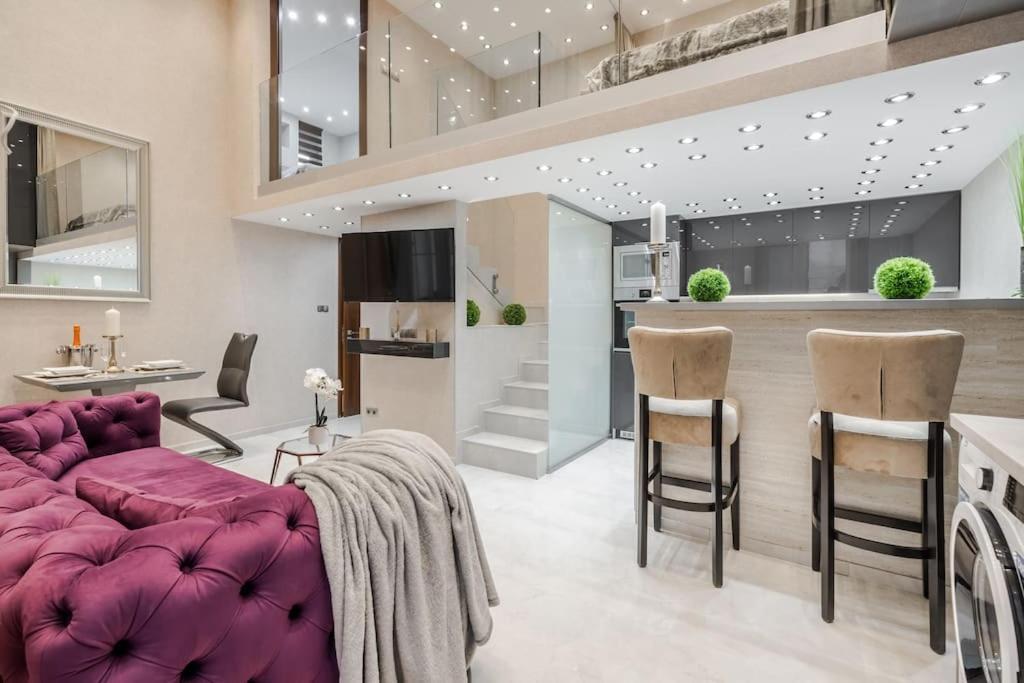 Stylish Two-bedroom In The Center Apartment
