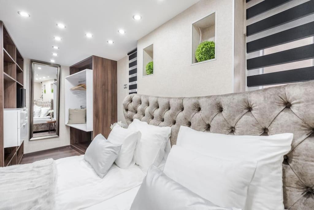 Stylish Two-bedroom In The Center * Budapest