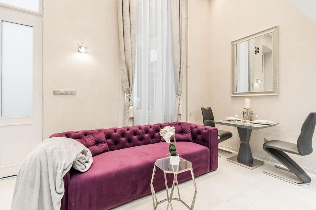 Stylish Two-bedroom In The Center Budapest