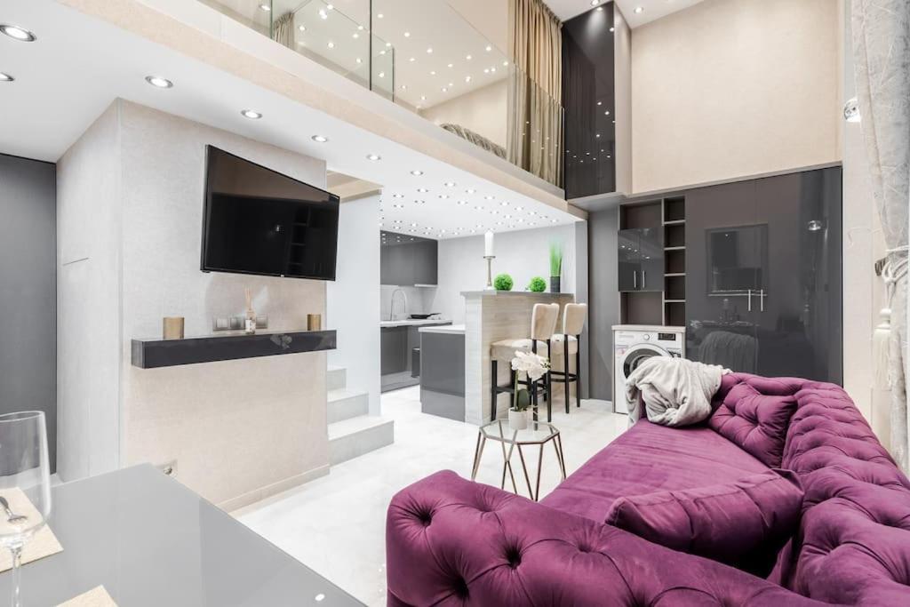 Stylish Two-bedroom In The Center *