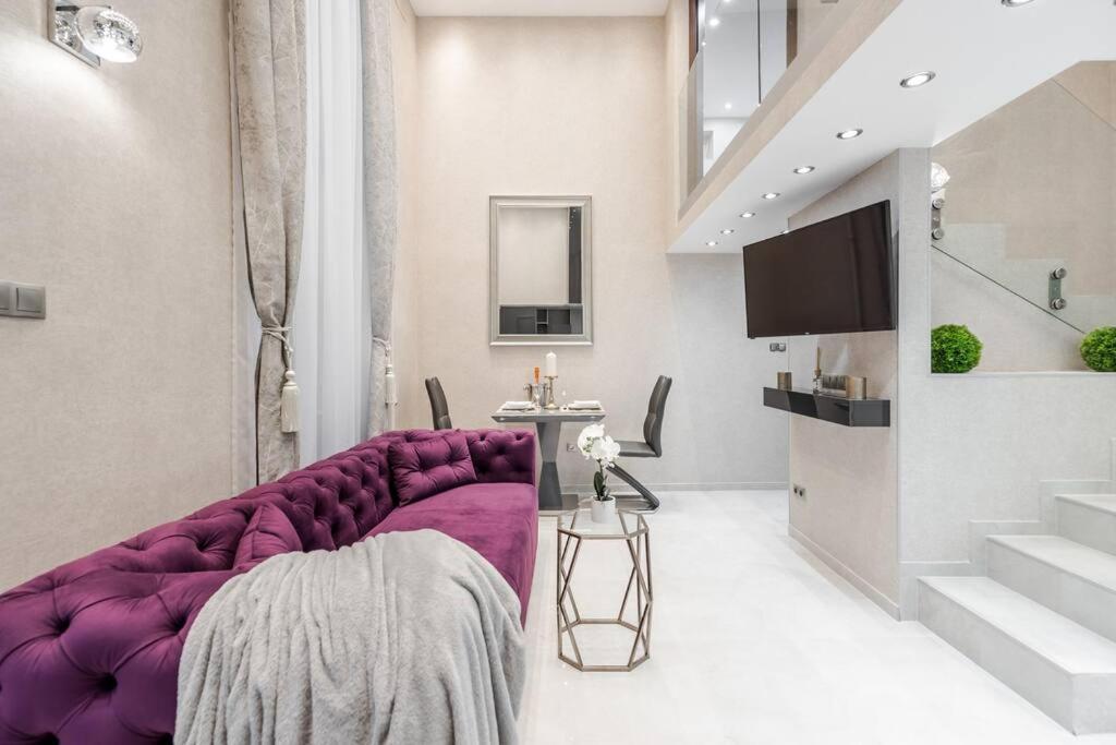 Stylish Two-bedroom In The Center Apartment